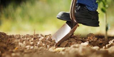 Digging soil with a shovel, check before you dig.